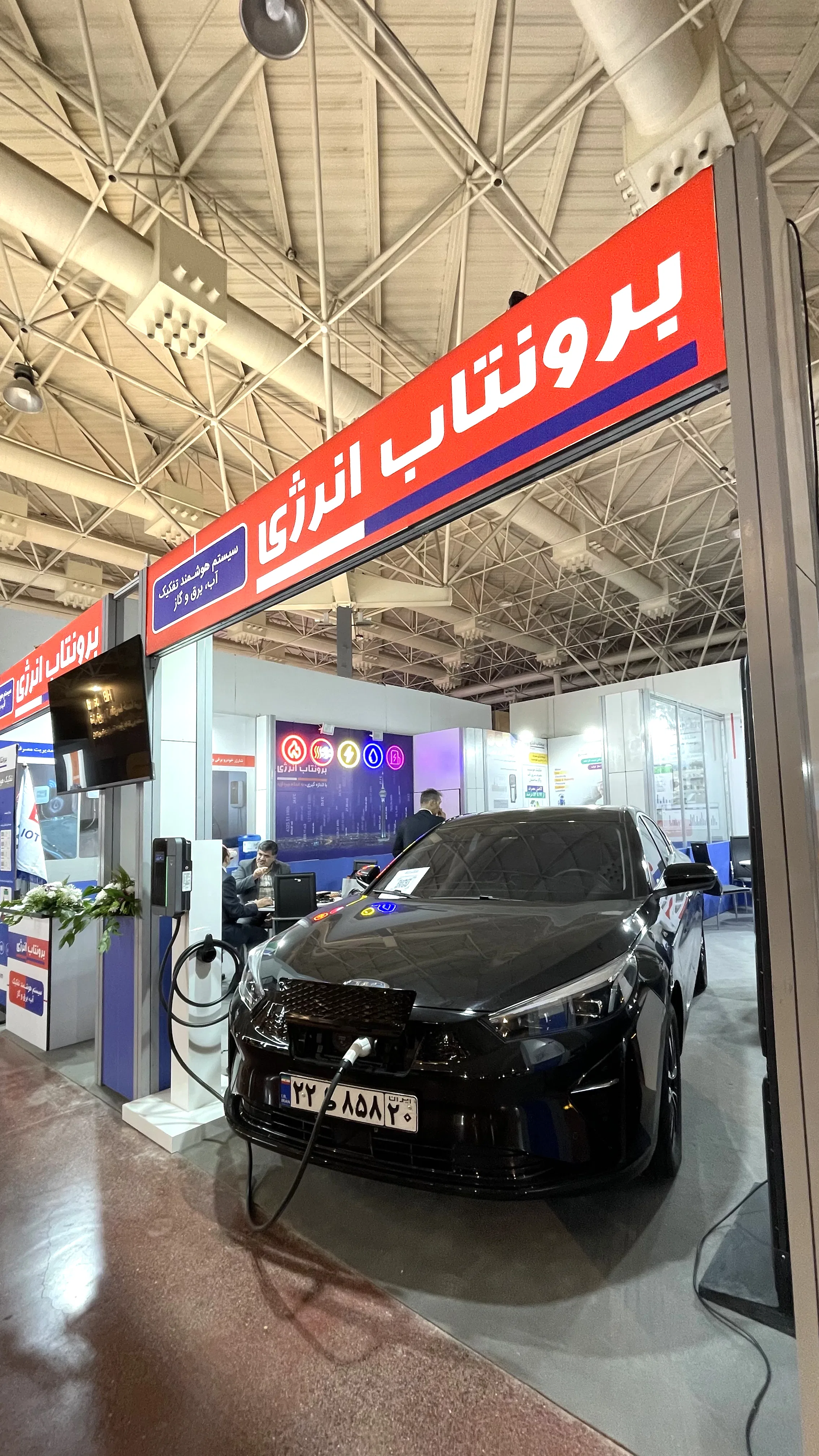 خودرو برقی و شارژر هوشمند در غرفه برونتاب نمایشگاه صنعت ساختمان ۱۴۰۵